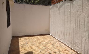 ESDIFICIO CON DOS LOCALES COMERCIALES Y TRES APARTAMENTOS.