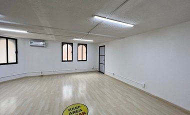 VENTA - Oficina comercial dentro de plaza, 2 medios baños. Arboledas