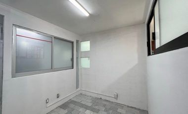 VENTA - Oficina comercial dentro de plaza, 2 medios baños. Arboledas