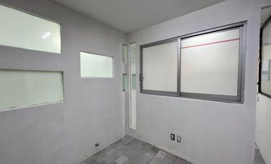 VENTA - Oficina comercial dentro de plaza, 2 medios baños. Arboledas