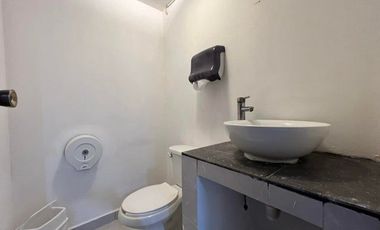 VENTA - Oficina comercial dentro de plaza, 2 medios baños. Arboledas