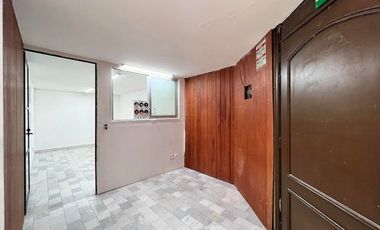 VENTA - Oficina comercial dentro de plaza, 2 medios baños. Arboledas