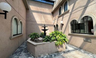 VENTA - Oficina comercial dentro de plaza, 2 medios baños. Arboledas