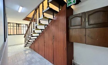 VENTA - Oficina comercial dentro de plaza, 2 medios baños. Arboledas