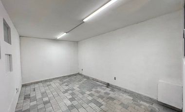 VENTA - Oficina comercial dentro de plaza, 2 medios baños. Arboledas