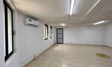 VENTA - Oficina comercial dentro de plaza, 2 medios baños. Arboledas