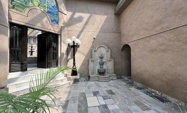 VENTA - Oficina comercial dentro de plaza, 2 medios baños. Arboledas