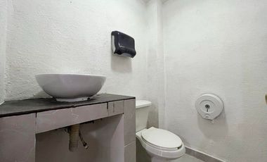 VENTA - Oficina comercial dentro de plaza, 2 medios baños. Arboledas