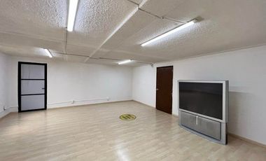 VENTA - Oficina comercial dentro de plaza, 2 medios baños. Arboledas
