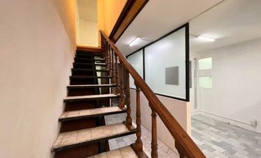 VENTA - Oficina comercial dentro de plaza, 2 medios baños. Arboledas