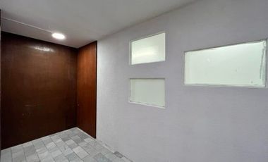 VENTA - Oficina comercial dentro de plaza, 2 medios baños. Arboledas