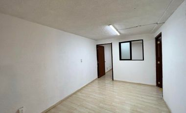 VENTA - Oficina comercial dentro de plaza, 2 medios baños. Arboledas