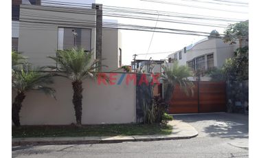 Se Vende Casa En Condominio. Tres Pisos. Santiago De Surco