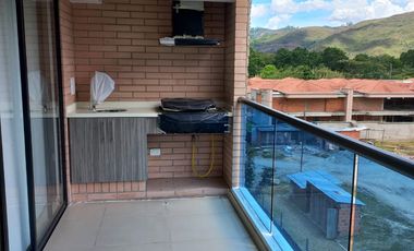 Vendo amplio apto como nuevo, excelente zona social. -A