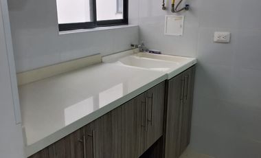 Vendo amplio apto como nuevo, excelente zona social. -A