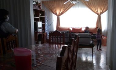 Casa, a 3 calles de la Av. Adolfo López Mateos En Ciudad Nezahualcóyotl.