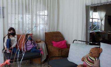 Casa, a 3 calles de la Av. Adolfo López Mateos En Ciudad Nezahualcóyotl.