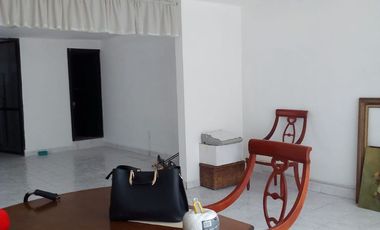 Casa, a 3 calles de la Av. Adolfo López Mateos En Ciudad Nezahualcóyotl.