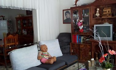 Casa, a 3 calles de la Av. Adolfo López Mateos En Ciudad Nezahualcóyotl.