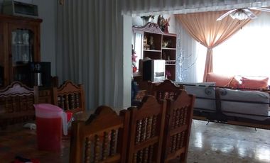 Casa, a 3 calles de la Av. Adolfo López Mateos En Ciudad Nezahualcóyotl.