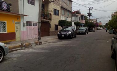 Casa, a 3 calles de la Av. Adolfo López Mateos En Ciudad Nezahualcóyotl.