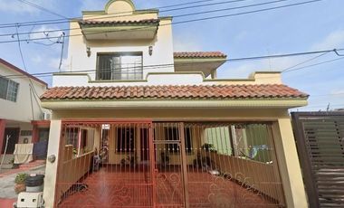 Casa en Venta de 2 NIVELES en Col. Las Arboledas, a unos minutos del centro de Madero, a 1 cuadra de Avenida Álvaro Obregón.