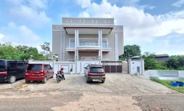 Luxury 2.5 Floor House with Lift in Palm Spring Batam for Sale