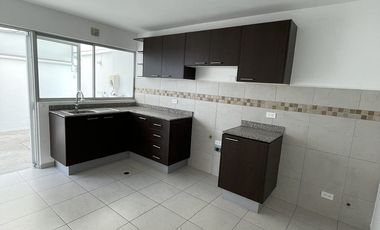 ELEGANTE Y MODERNA CASA