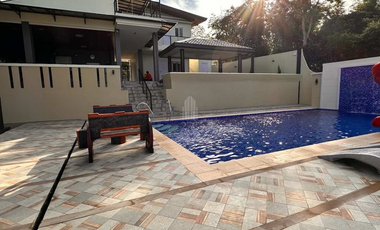 House with Pool For Sale at Amadeo Cavite
