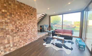 Parcela 5.000 m2 con Hermosa Casa de 450 M2, Incluye Piscina, Quinchos y Bodegas