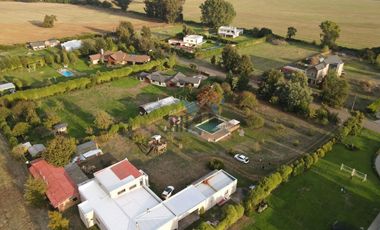 Parcela 5.000 m2 con Hermosa Casa de 450 M2, Incluye Piscina, Quinchos y Bodegas