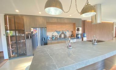 Parcela 5.000 m2 con Hermosa Casa de 450 M2, Incluye Piscina, Quinchos y Bodegas