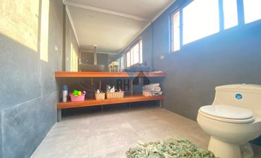 Parcela 5.000 m2 con Hermosa Casa de 450 M2, Incluye Piscina, Quinchos y Bodegas