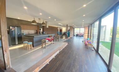 Parcela 5.000 m2 con Hermosa Casa de 450 M2, Incluye Piscina, Quinchos y Bodegas