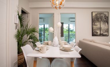Simply White 2-Bedroom with Lush Garden Views near Rockwell