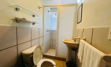 Habitación amueblada con servicios incluidos en planta baja