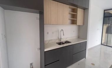 VENTA DE CASA EN ESTRENO DE TRES PISOS EN LA ENTRADA DE LA URB. MONTEBELLO