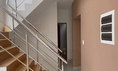 VENTA DE CASA EN ESTRENO DE TRES PISOS EN LA ENTRADA DE LA URB. MONTEBELLO