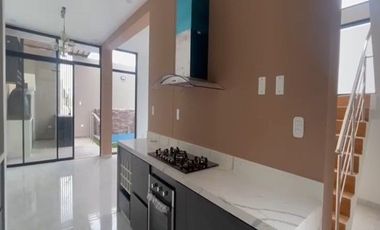VENTA DE CASA EN ESTRENO DE TRES PISOS EN LA ENTRADA DE LA URB. MONTEBELLO