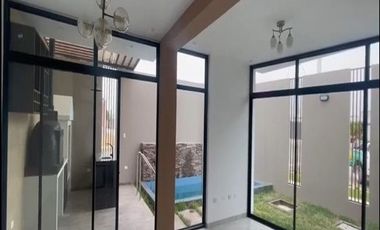 VENTA DE CASA EN ESTRENO DE TRES PISOS EN LA ENTRADA DE LA URB. MONTEBELLO