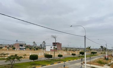VENTA DE CASA EN ESTRENO DE TRES PISOS EN LA ENTRADA DE LA URB. MONTEBELLO