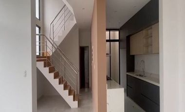 VENTA DE CASA EN ESTRENO DE TRES PISOS EN LA ENTRADA DE LA URB. MONTEBELLO