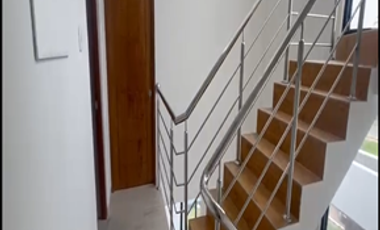 VENTA DE CASA EN ESTRENO DE TRES PISOS EN LA ENTRADA DE LA URB. MONTEBELLO