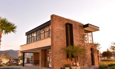 Casa en residencial con campo de golf, casa club con alberca y jacuzzi, venta Zirandaro, San Miguel de Allende.
