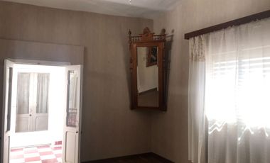 VENTA DE DOS LOCALES CON CASA EN ZONA CENTRO