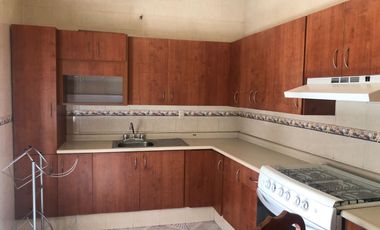 VENTA DE DOS LOCALES CON CASA EN ZONA CENTRO