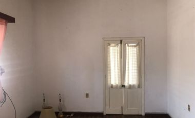 VENTA DE DOS LOCALES CON CASA EN ZONA CENTRO