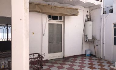 VENTA DE DOS LOCALES CON CASA EN ZONA CENTRO