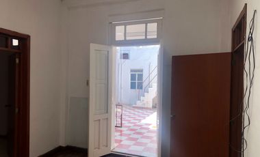 VENTA DE DOS LOCALES CON CASA EN ZONA CENTRO