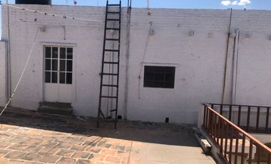 VENTA DE DOS LOCALES CON CASA EN ZONA CENTRO
